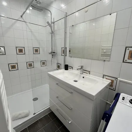 Khan Yourhosthelper Apartament *